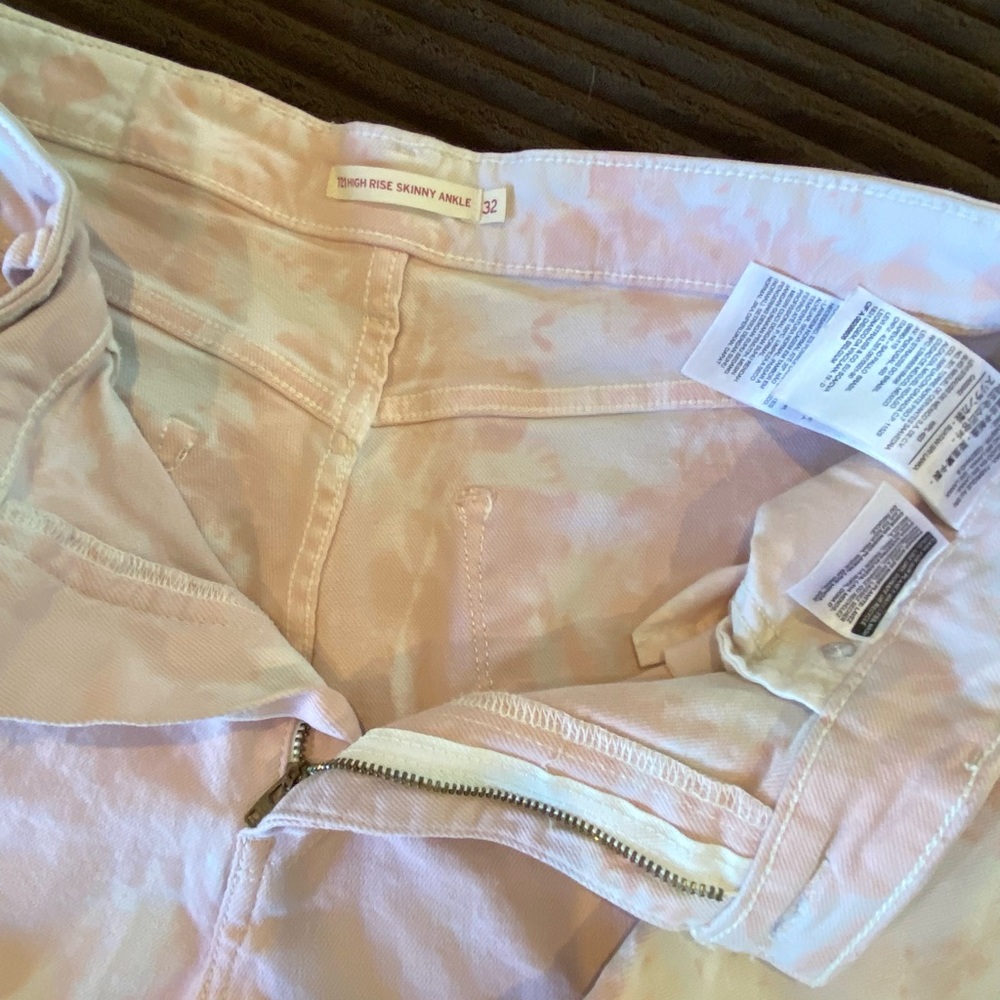 Levis - Picture 3 of 3